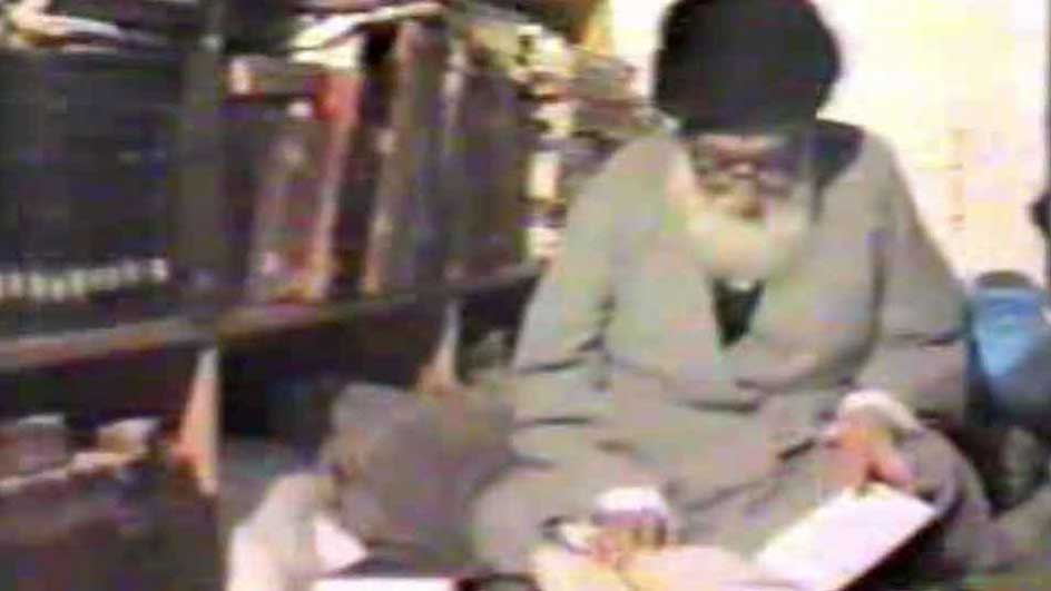 الإمام الخوئي في مكتبته